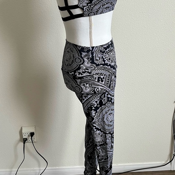 Stylish Black and White Paisley Jumpsuit - Picture 2 of 9